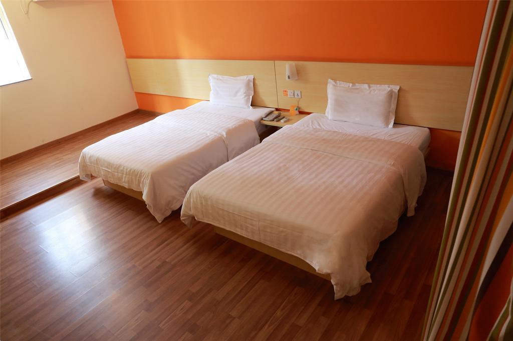 7Days Inn Chengdu Century City New Exhibition Center Room photo